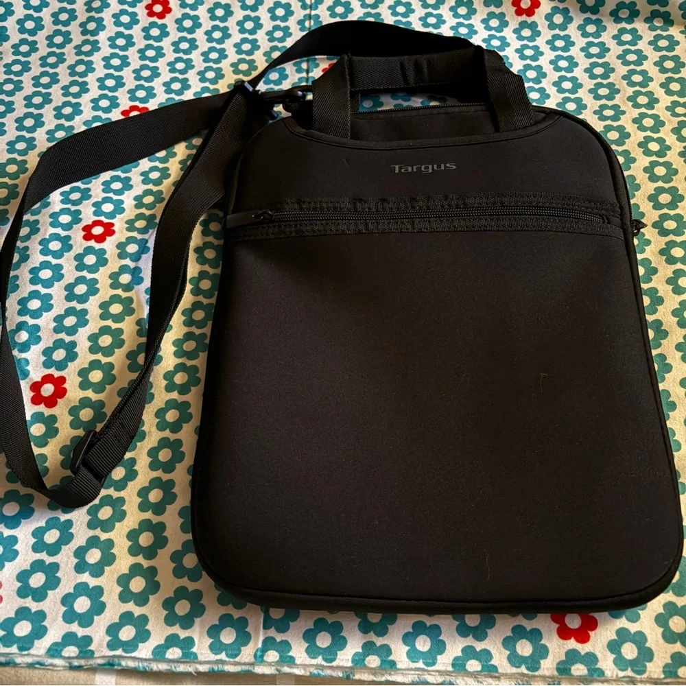 Targus Black Vertical Laptop Slipcase with Adjustable Shoulder Strap (new)